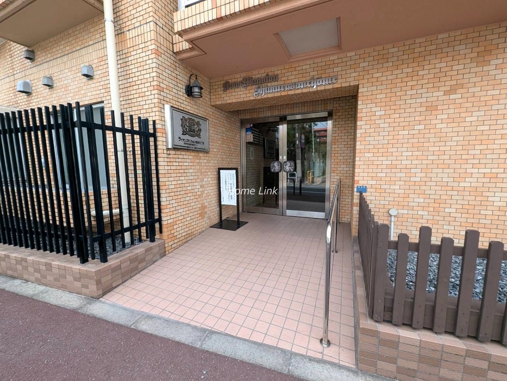 ライオンズマンション志村三丁目　エントランス前